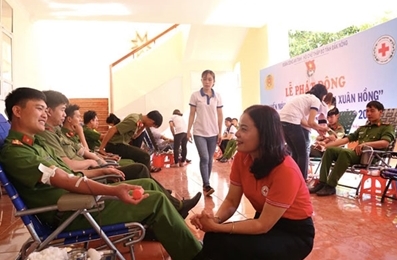 越南得农省400多名公安干部战士参加无偿献血活动 