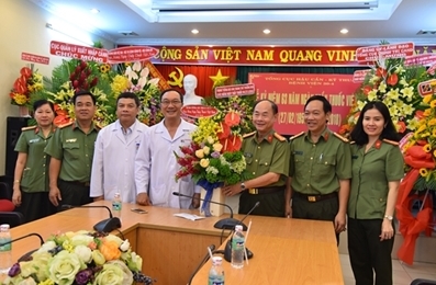 越南《人民公安报》社纷纷举行庆祝越南医师节活动