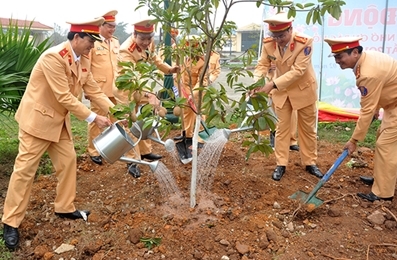 越南公安部交警局启动2018戊戌年春节植树节