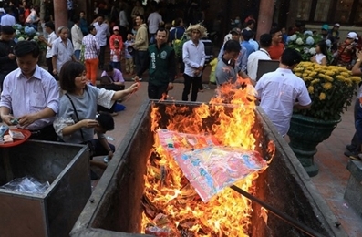 建议取消在佛教祭拜地烧纸钱和纸扎祭品的习俗