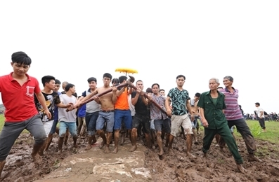 成百上千的年轻人在泥地里争夺一颗球