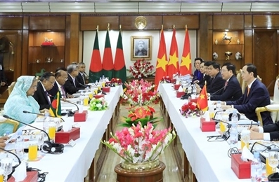 越南国家主席与孟加拉国总理谢赫•哈西娜举行会谈