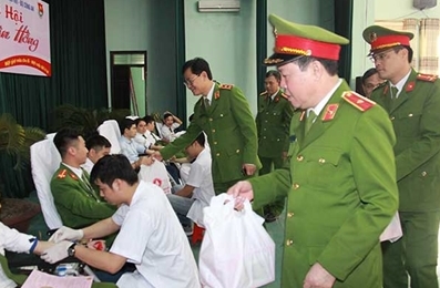 胡志明共青团公安部第八总局委员会举行2018年青年月出征仪式