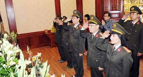 越南《人民公安报》社前往“胡伯伯向人民公安提出六条教诲”纪念区敬香