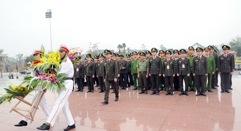 越南公安部青年前往“胡伯伯向人民公安提出六条教诲”纪念区敬香