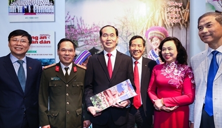 越南国家主席陈大光出席2018年越南全国报刊展闭幕仪式