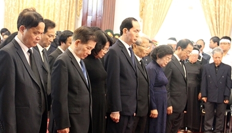 越南党、国家、各部门等领导吊唁越南前政府总理潘文凯