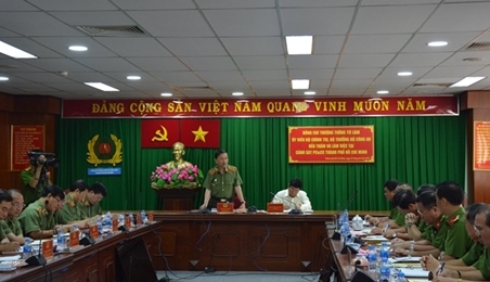 越南公安部部长苏林与胡志明市消防警察局进行工作会议