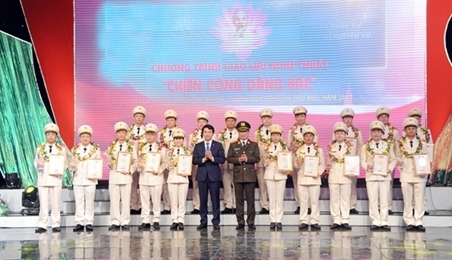 越南公安部对20名模范公安青年给予表彰