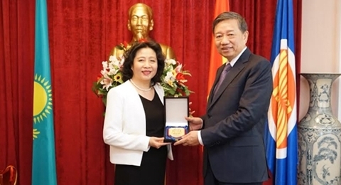 越南公安部部长苏林探访越南驻哈萨克斯坦大使馆