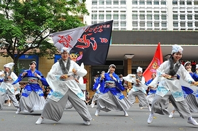 日本艺术家在河内市步行街表演索朗祭传统舞蹈节目