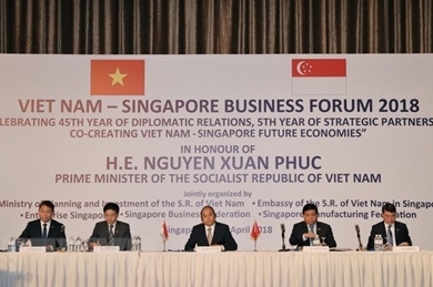 阮春福出席越南与新加坡商务论坛
