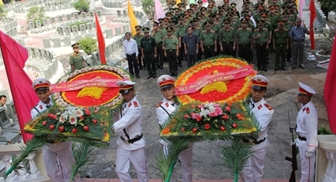 越南公安部工作代表团向越共中央南方局安全委员会各位烈士敬香献花