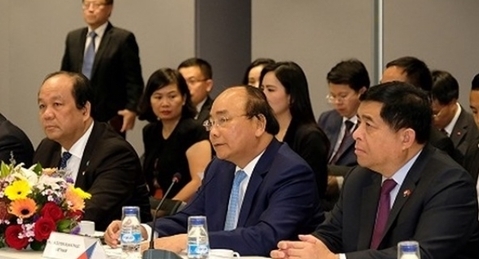 政府总理阮春福同新加坡一流企业集团领导举行对话会