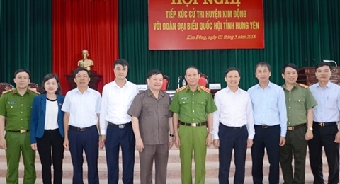 越南公安部副部长黎贵王会见兴安省金动县和安美县选民