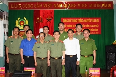 越南公安部领导同和平省枚州县公安局举行工作会议