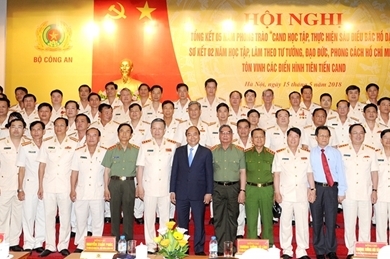 阮春福总理：“每一位干部战士应维护人民公安的道德品质”