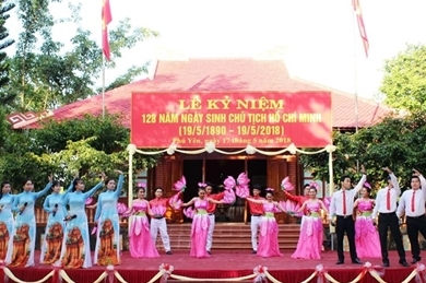 越南全国各地举行纪念胡志明主席诞辰128周年活动