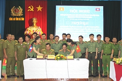 越南河静省公安厅与老挝博利坎赛省公安厅加强确保秩序安全合作