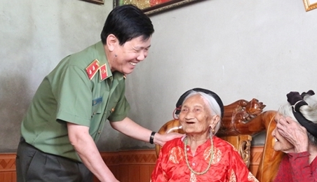 越南公安部副部长阮文山探访乂安省