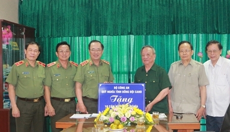 越南公安部向困难前先锋青年赠送10栋抚恤房