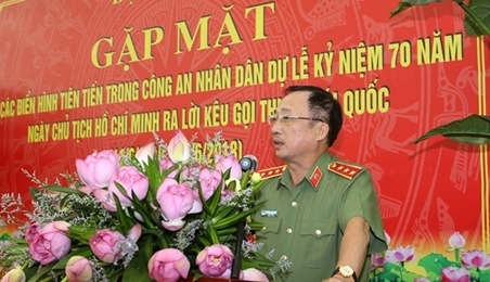 越南公安部举行人民公安先进典范者见面会