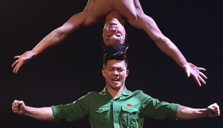 越南杂技兄弟国基和国业在2018年《英国达人秀》总决赛精彩上演