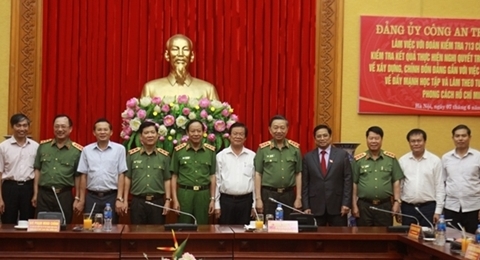 越共中央政治局检查团同中央公安党委举行工作会议