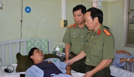 越南《人民公安报》社向平顺省公安干部战士提供援助
