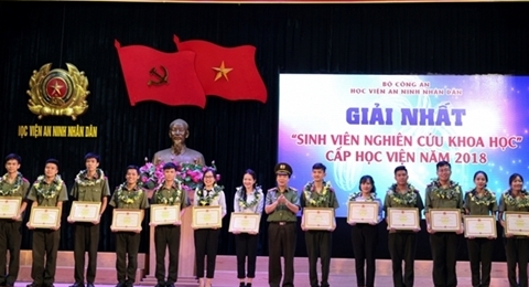 人民安全学院2017-2018年大学生科研奖颁奖仪式在河内举行