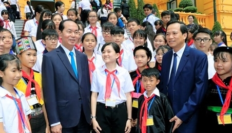 越南国家主席陈大光与全国优秀特困儿童会面