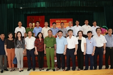 越南公安部副部长黎贵王会见兴安省选民   