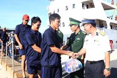 在越南长沙群岛遇险的31名船员已安全回家