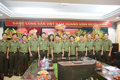 越南公安部副部长裴文南走访《人民公安报》社