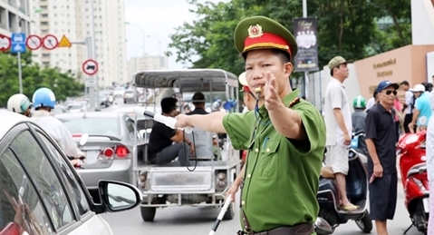 河内市警方确保2018年越南国家高中毕业和大学入学统一考试第一天的安全