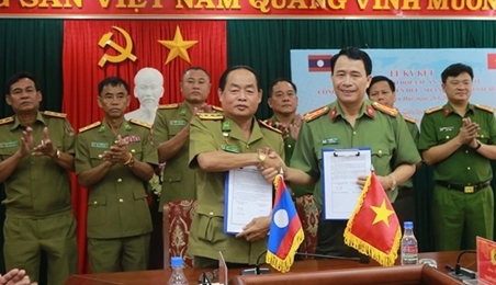 越南承天顺化省公安厅和老挝沙拉湾省安全局签署秩序安全合作备忘录