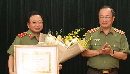 人民公安总政治局副总局长梅文河少将荣获30年党龄纪念章