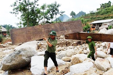 数百名公安干部战士仍然努力援助灾民克服洪灾后果