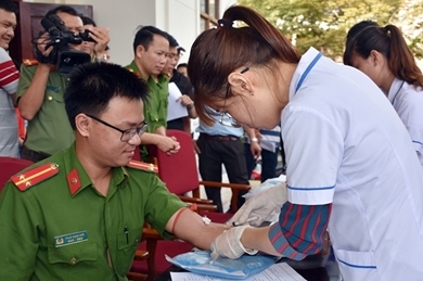 人民公安年轻人积极参加“广南血滴”无偿献血活动