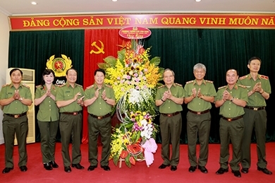 越南公安部副部长裴文南向人民安全力量致以传统节日祝贺