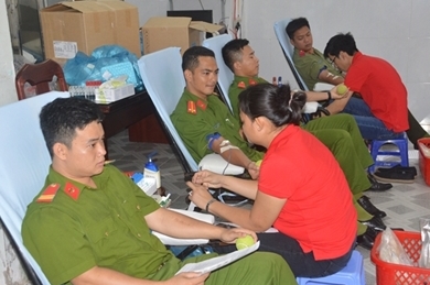 朔庄省公安年轻人参加无偿献血活动