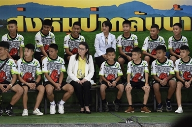 泰国少年足球山洞获救后首次露面