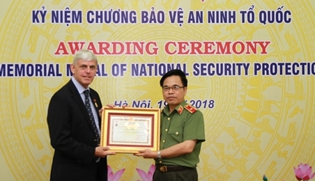 越南公安部举行“保卫祖国安全”纪念章授章仪式