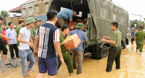 各省公安干部战士帮助灾民克服第三号台风造成的后果