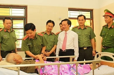 越南公安部副部长阮文山探访慰问河南省伤残军人