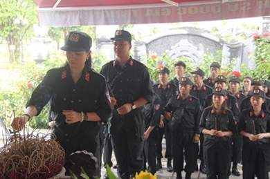 特警司司令部年轻人赴乂安省举行一系列富有意义活动