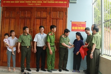 越南公安部副部长裴文南向北件省公安厅家境困难的干部战士赠送抚恤房