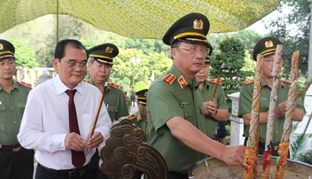 越南公安部副部长阮文成向各位英雄烈士敬香