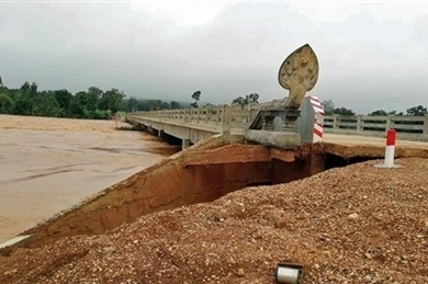 政府总理阮春福就柬埔寨遭受暴雨洪涝灾害向柬首相洪森致慰问电