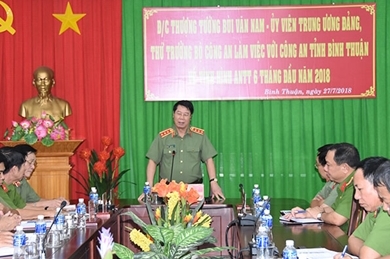 越南公安部副部长裴文南与平顺省公安厅举行工作会议